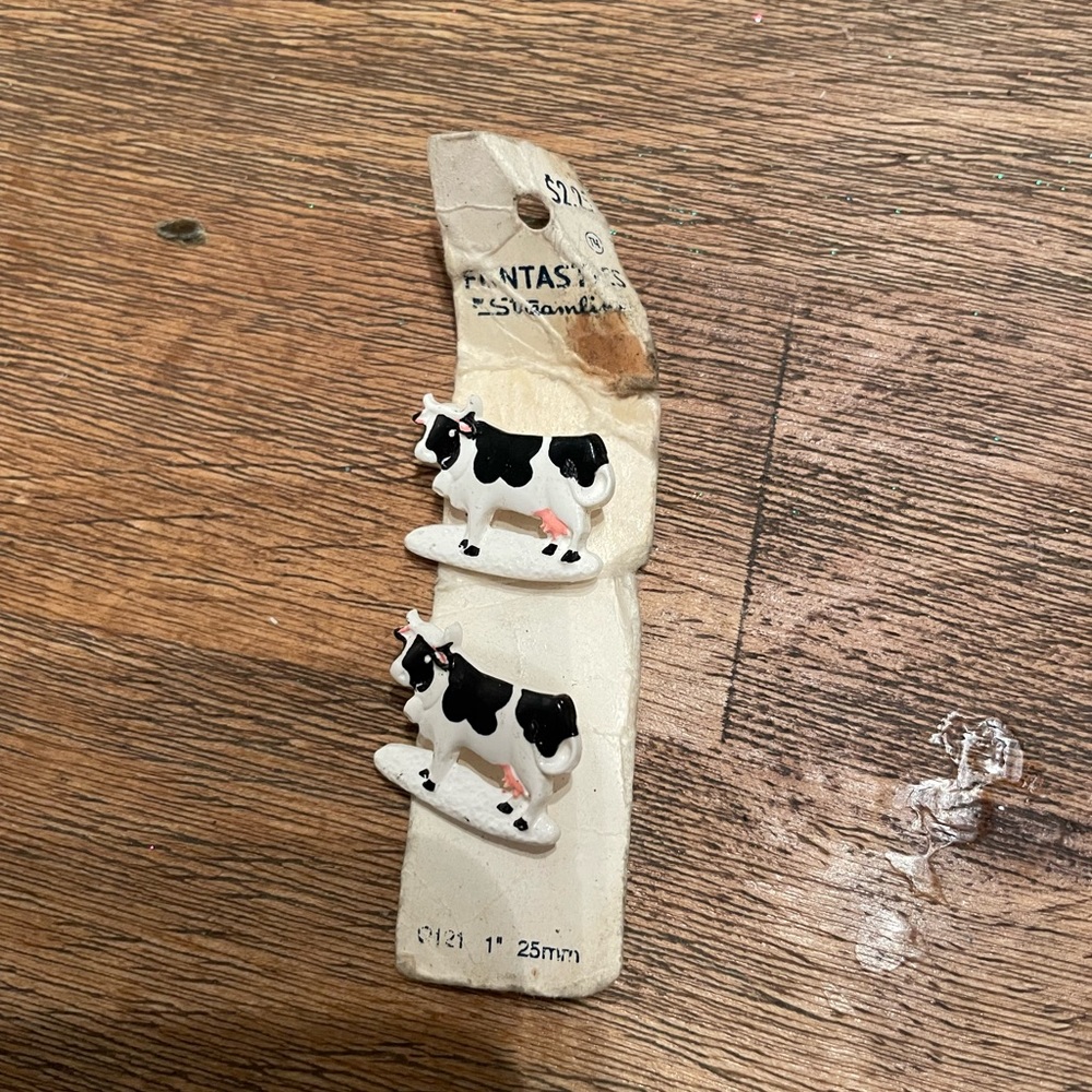 2 VINTAGE FANTASTICS PLASTIC COW BUTTONS